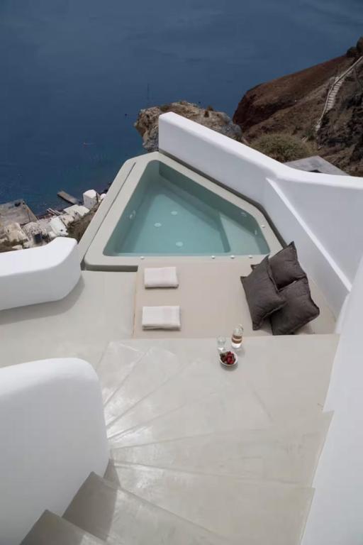Cycladic Serenity Villa with Private dipping Pool in Oia
