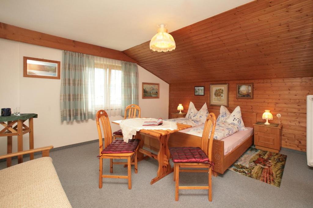 Postel nebo postele na pokoji v ubytování Pension Lacknerhof