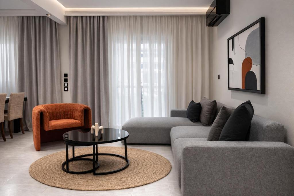 ein Wohnzimmer mit Sofa und Tisch in der Unterkunft TReverie Stay -Modern 3BR Apartment for Families & Friends in Thessaloniki