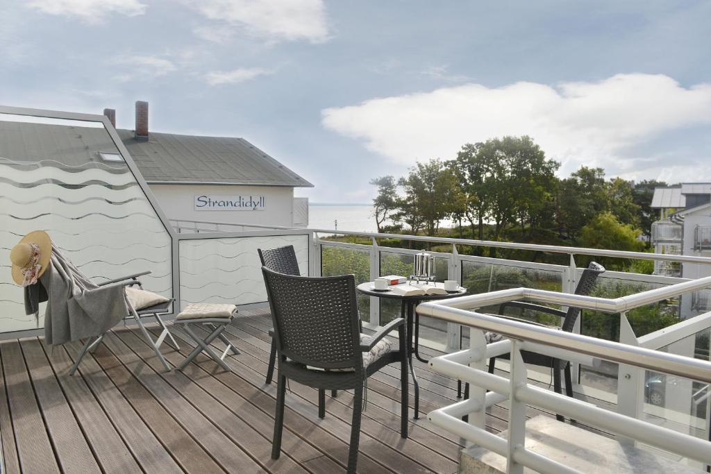 eine Terrasse mit 2 Stühlen und einem Tisch auf dem Balkon in der Unterkunft Ferienwohnung Oberdeck in Juliusruh