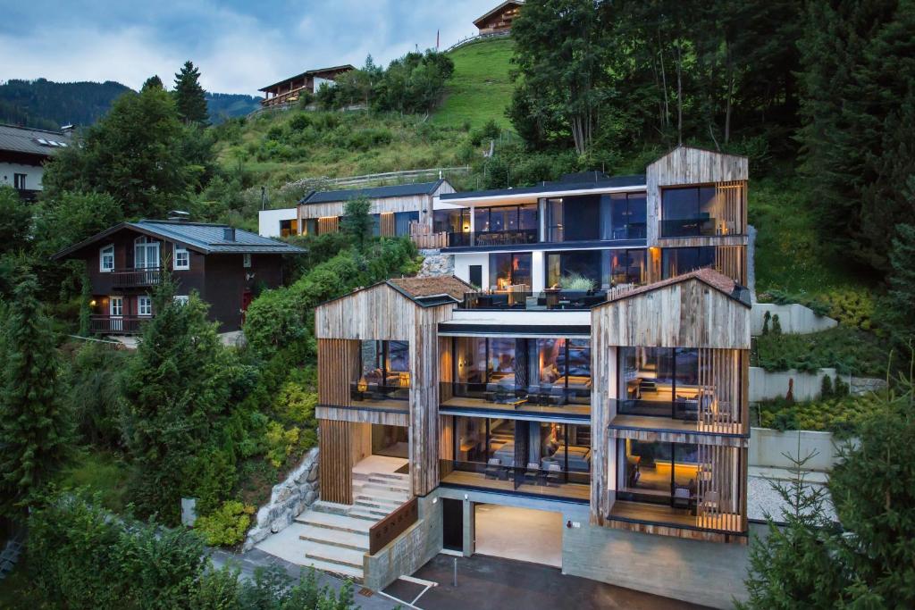 eine Luftansicht eines Hauses mit Holz in der Unterkunft Senses Violett Suites - Adults Only in Zell am See