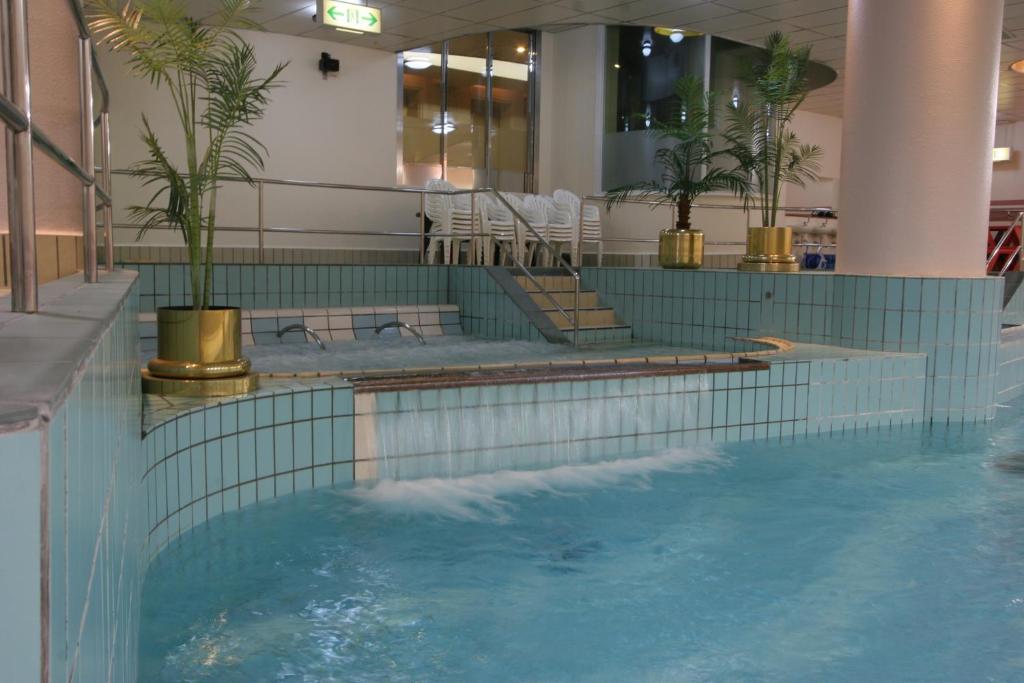 Resort Capsule Sakuragicho tesisinde veya buraya yakın yüzme havuzu