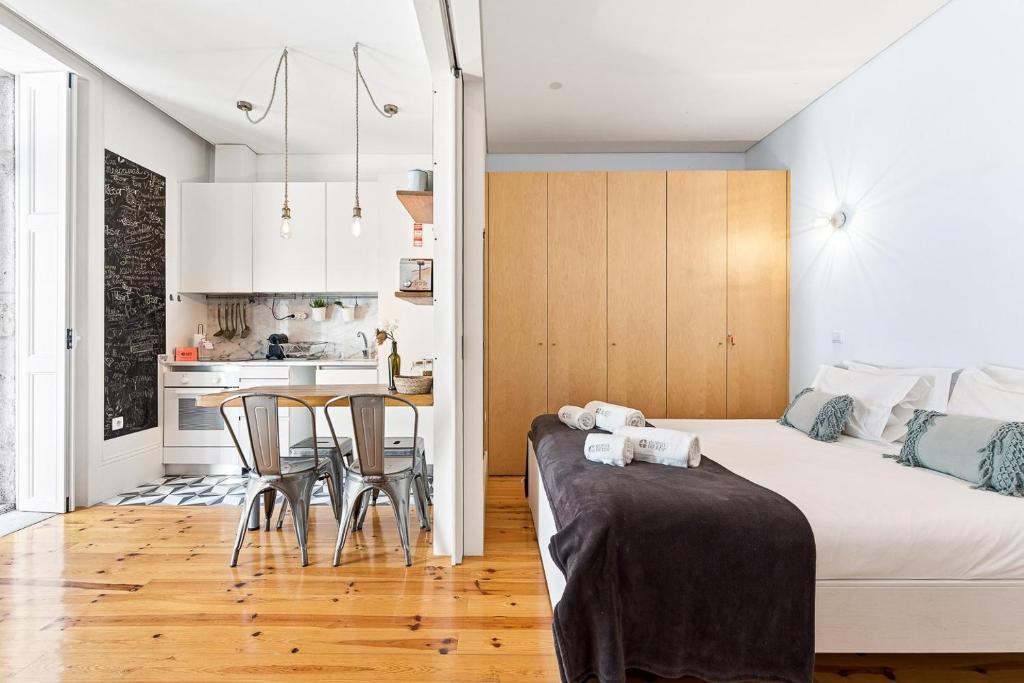 GuestReady - Central Porto retreat with balcony