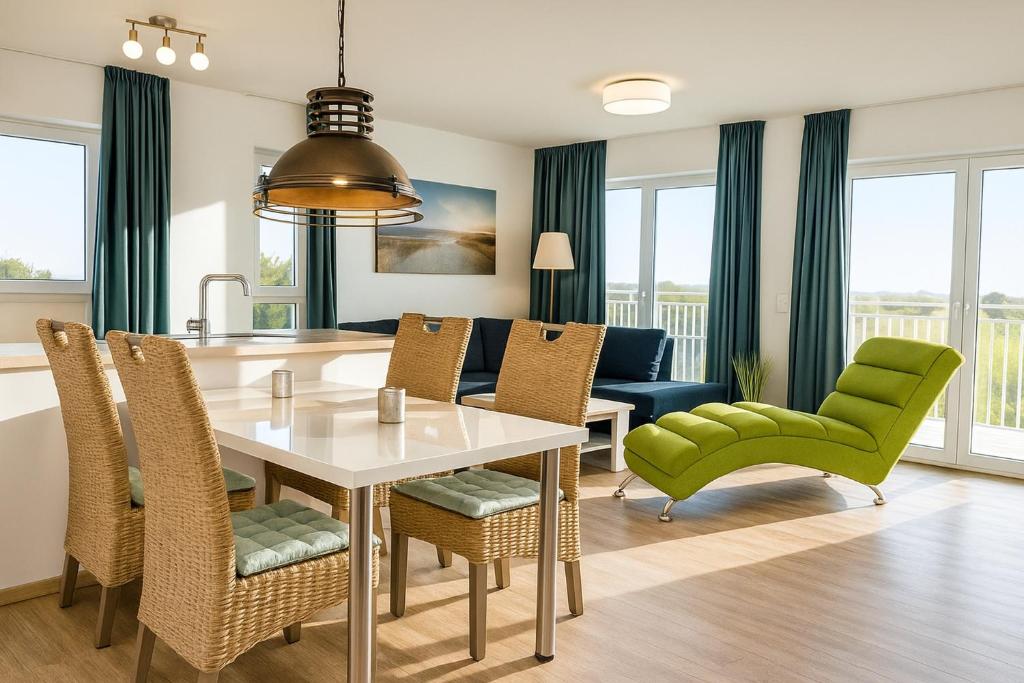 eine Küche und ein Esszimmer mit Tisch und Stühlen in der Unterkunft Weitblick in Schillig