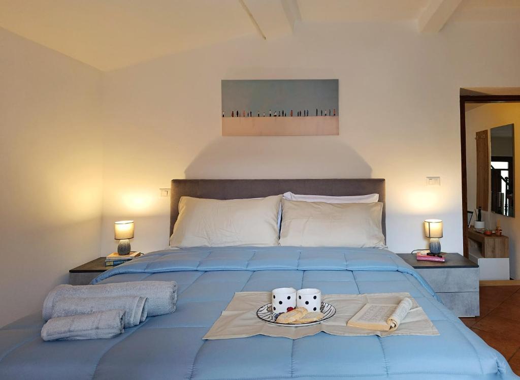 a blue bed with two plates of food on it at Il cantuccio di Federico in Radicofani