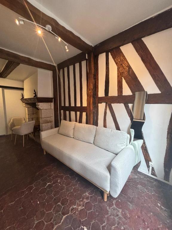 a white couch in a room with a fireplace at L'écrin Beauvoisine - Rouen Hyper Center in Rouen