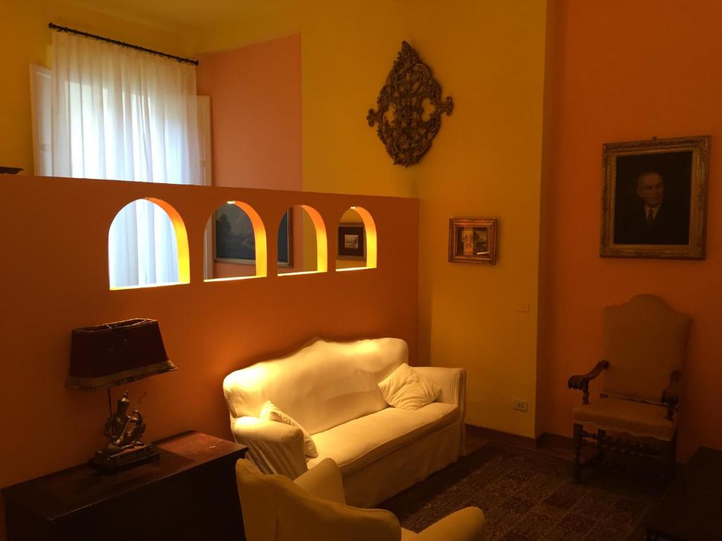 een woonkamer met een bank en gebogen ramen bij Casa Dondini in Bologna