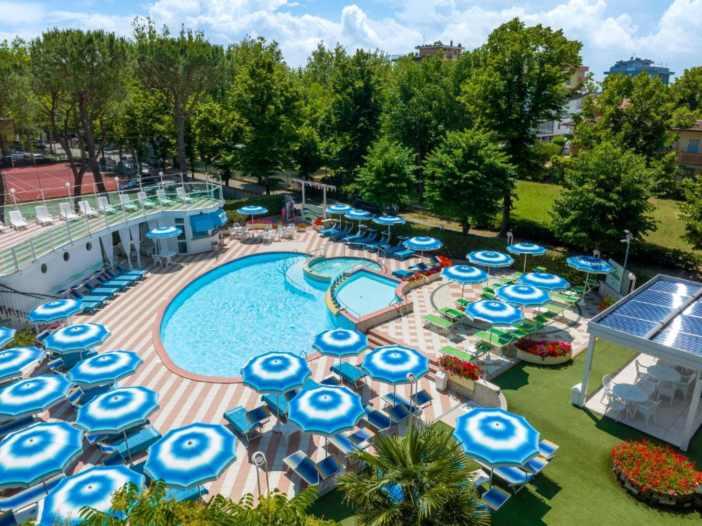 an overhead view of a pool with umbrellas and chairs at Hotel Smeraldo in Cesenatico