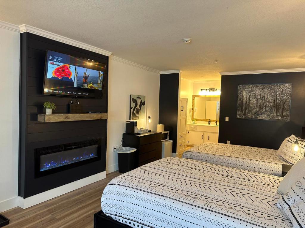 a bedroom with two beds and a flat screen tv at Legends Fountain View Ground Floor Studio Unit 109 in Bellaire