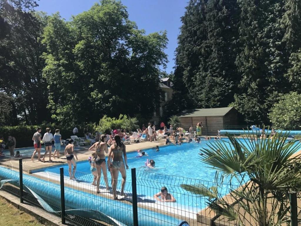 a group of people in a swimming pool at ZEcamping 3 étoiles chiens acceptés animations piscine chauffée in Grand-Laviers