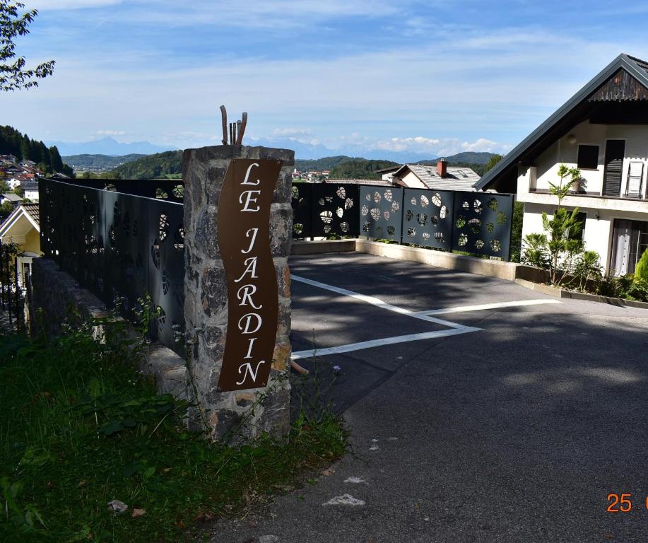 a sign on a fence in front of a house at apartmaji LEJARDIN in Škofljica