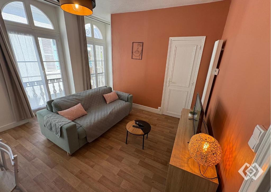 a living room with a couch and a table at Le Bailly charmant T2 Confort calme hyper centre in Orléans
