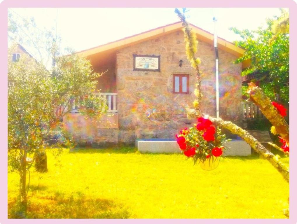 a house with a flower arrangement in front of it at A Casa do Aloumiño da Auga Mondariz VT-PO-00148 y SPA Prexigueiro Obsequio entrada por persona a circuito termal in San Félix