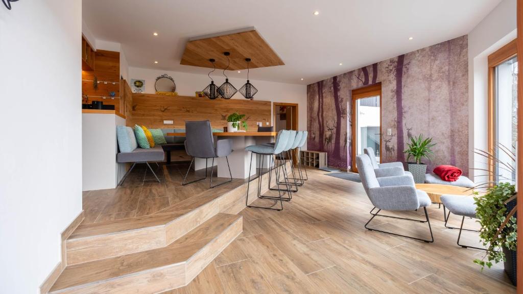 a kitchen and dining room with a table and chairs at Relax Walding in Jörgensbühl