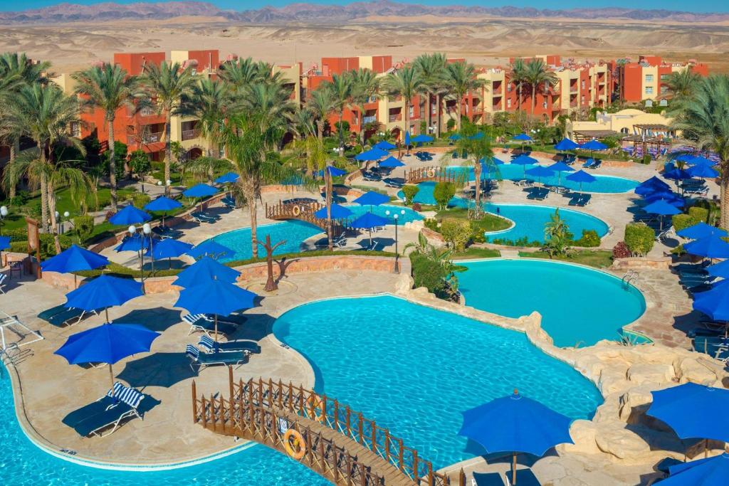 Басейн в Cardina Resort або поблизу