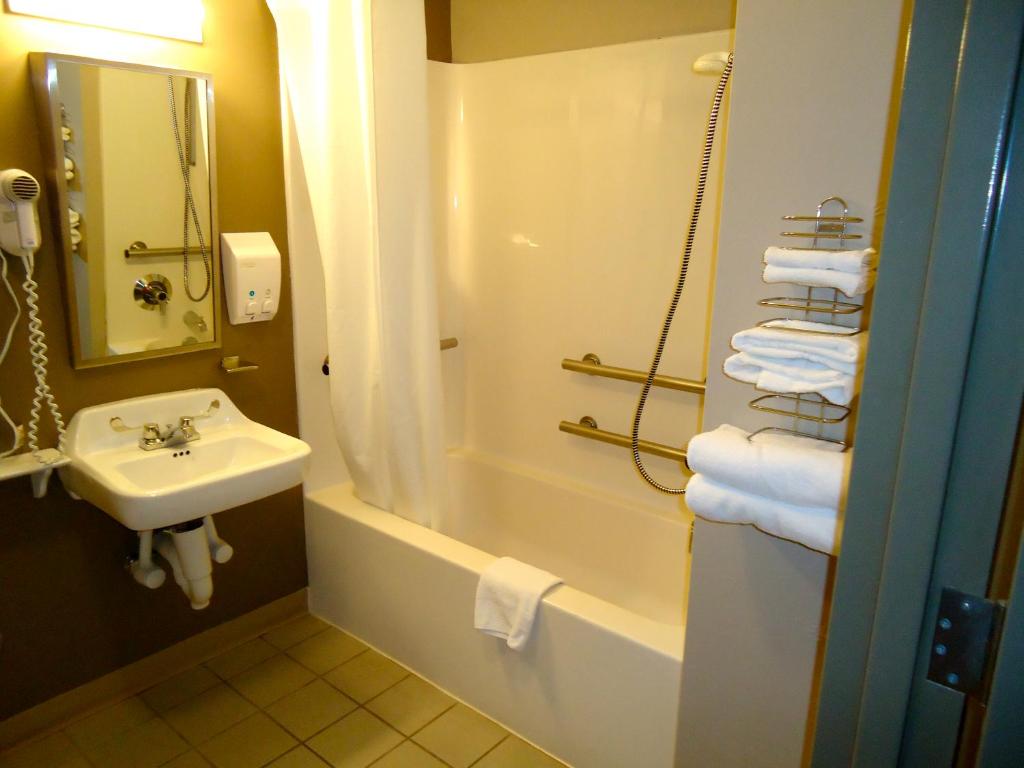 Koupelna v ubytování Super 8 by Wyndham Niagara Falls