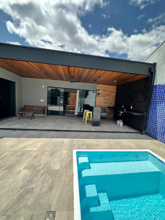 a swimming pool on the patio of a house at Casa 2min do Centro & Piscina in Bonito