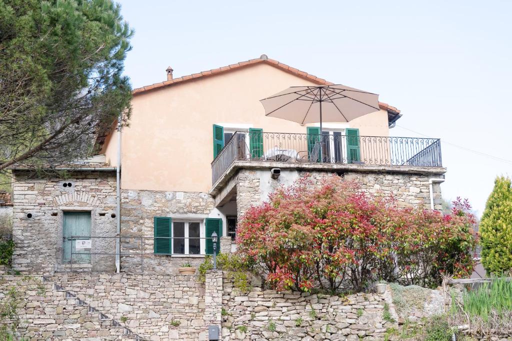 ein Haus mit einem Regenschirm darauf in der Unterkunft CASA Melissa in Riccò del Golfo di Spezia