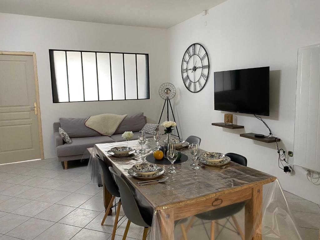 a living room with a table and a couch at Gite du Trefoux logement le Villainois in Villaines-la-Gonais