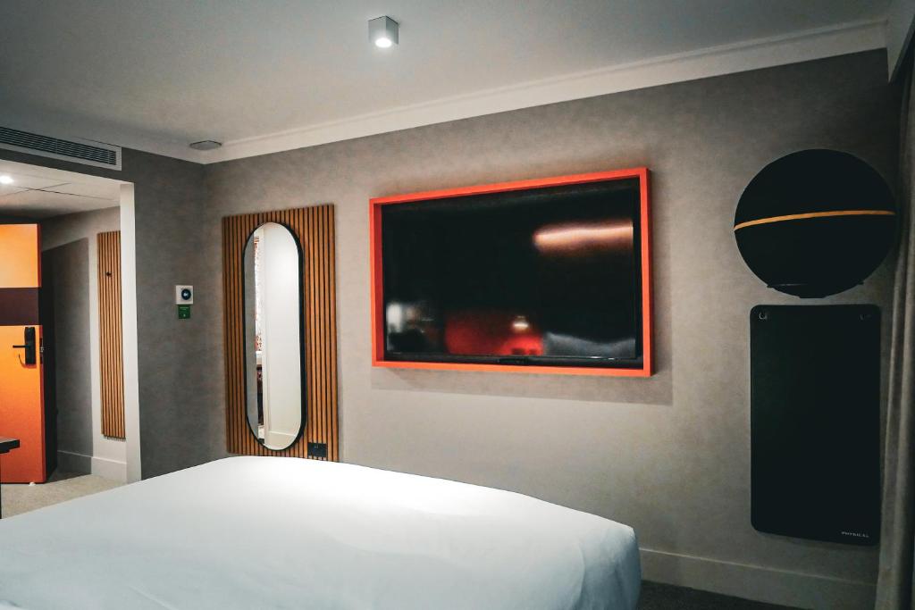 Village Hotel Reading - CLUB ROOM (FREE PARKING, GYM & POOL ACCESS)