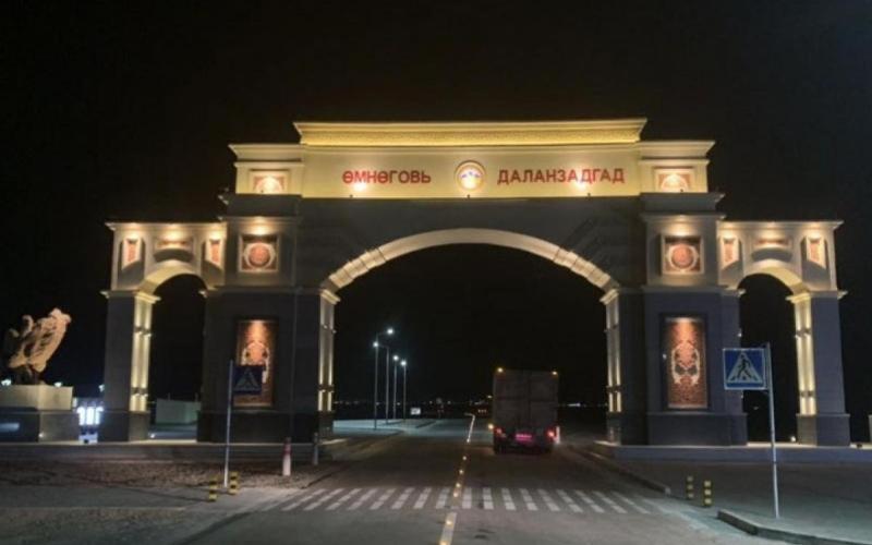 DalandzadgadにあるKhur motelの夜に車が下を走る大きなアーチ道