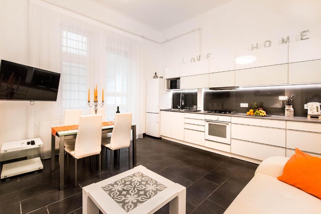 une cuisine avec une table et une salle à manger dans l'établissement Modern home City centre, à Budapest