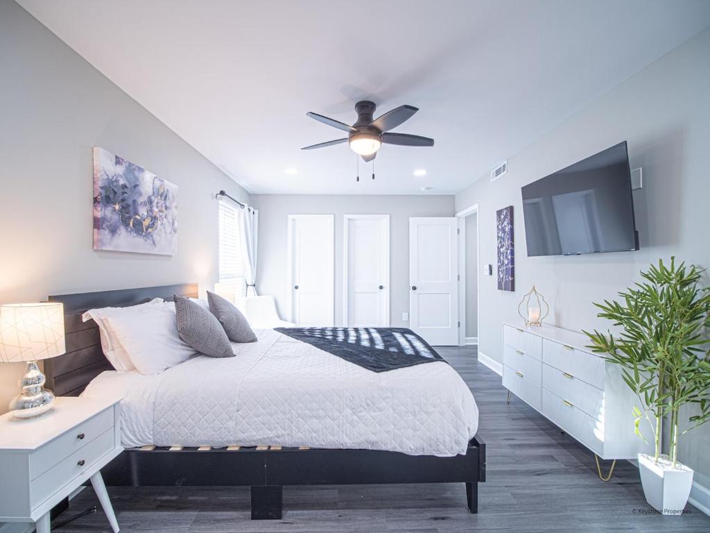 a bedroom with a bed and a ceiling fan at The Franklin in Marietta in Marietta