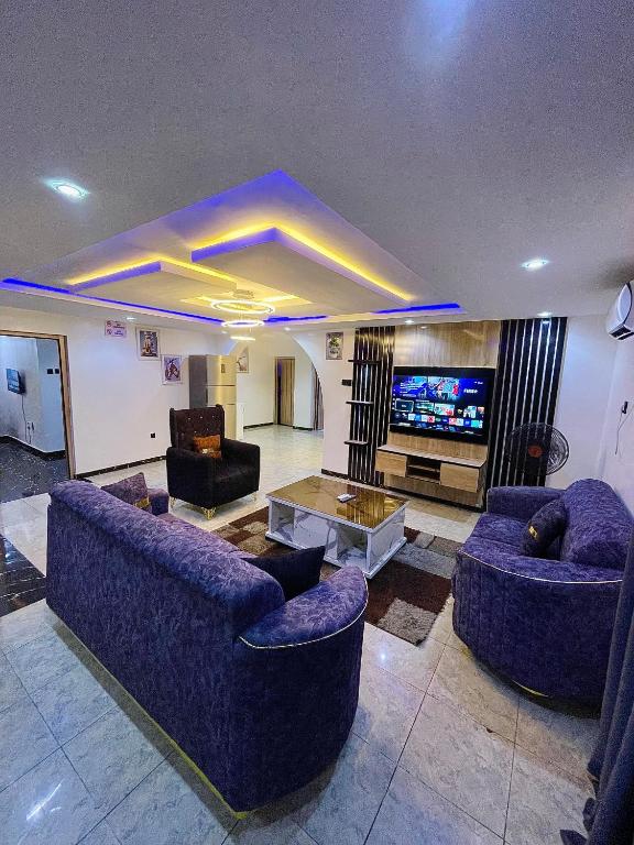 a living room with two couches and a tv at Bellconpet Apartment in Sagisa