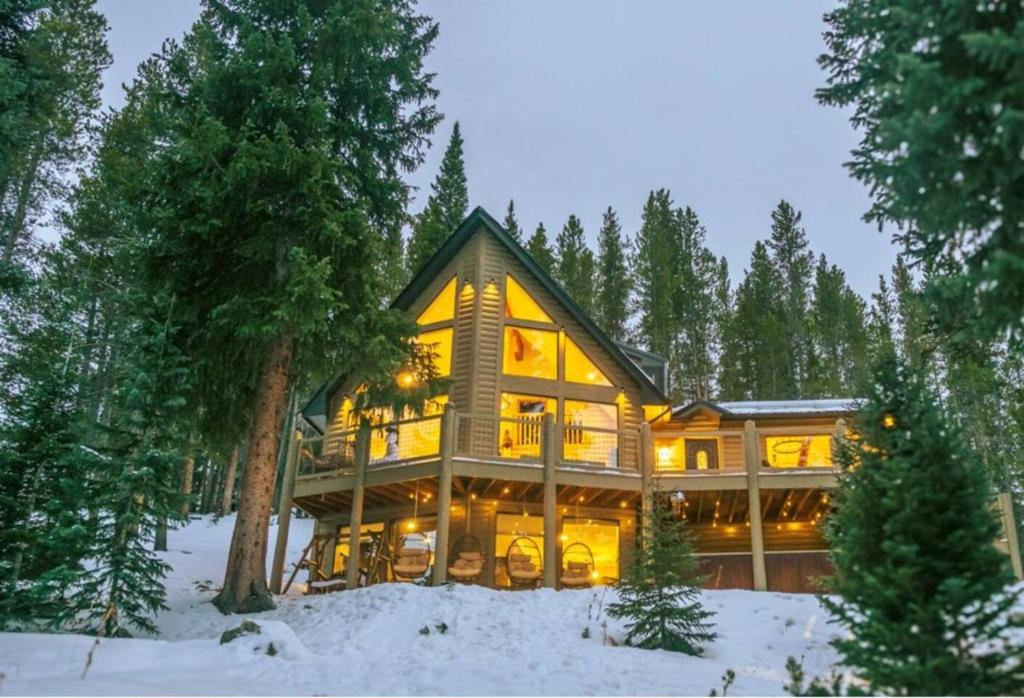Cozy Breck Chalet - Private Sauna & Hot Tub, Fire Pit, Wraparound Deck ...