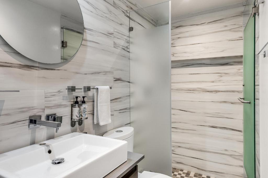 Un baño de Sunvivia by Fiesta Americana Mazatlán