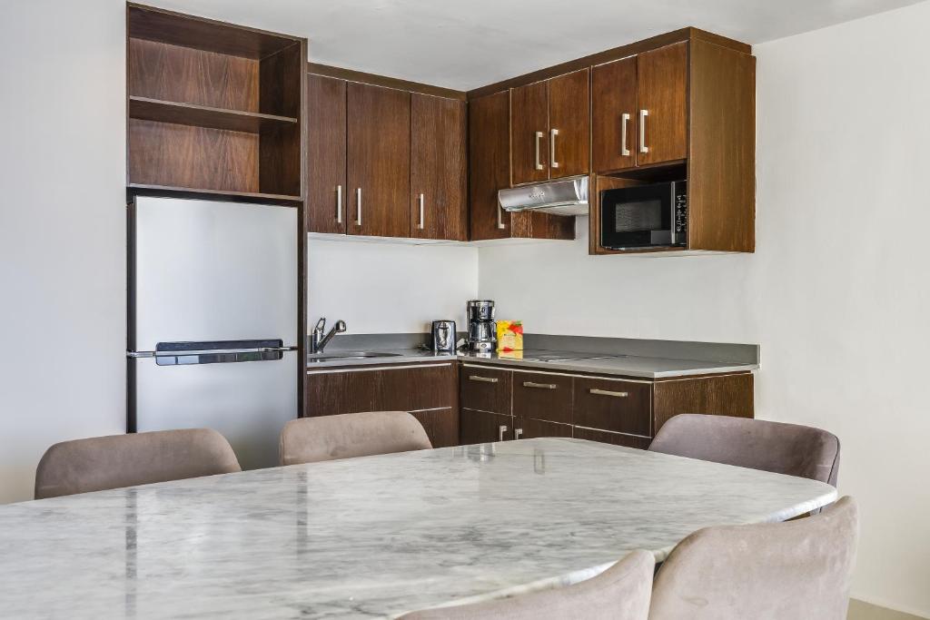 Una cocina o zona de cocina en Sunvivia by Fiesta Americana Mazatlán