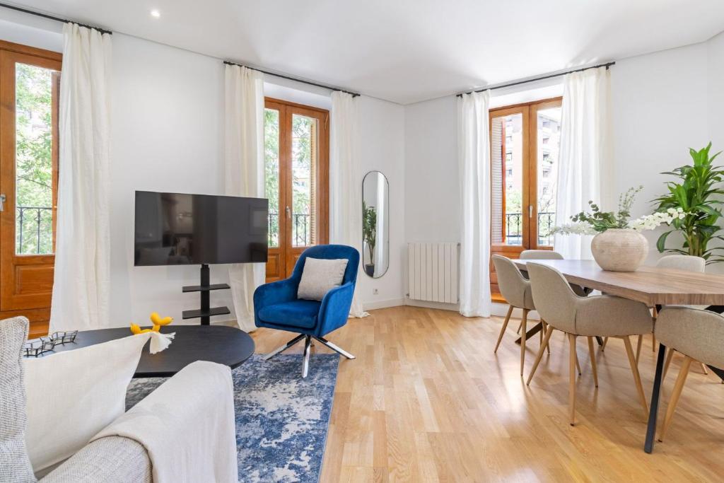 Elegant 3BR Apartment in Central Alcalá
