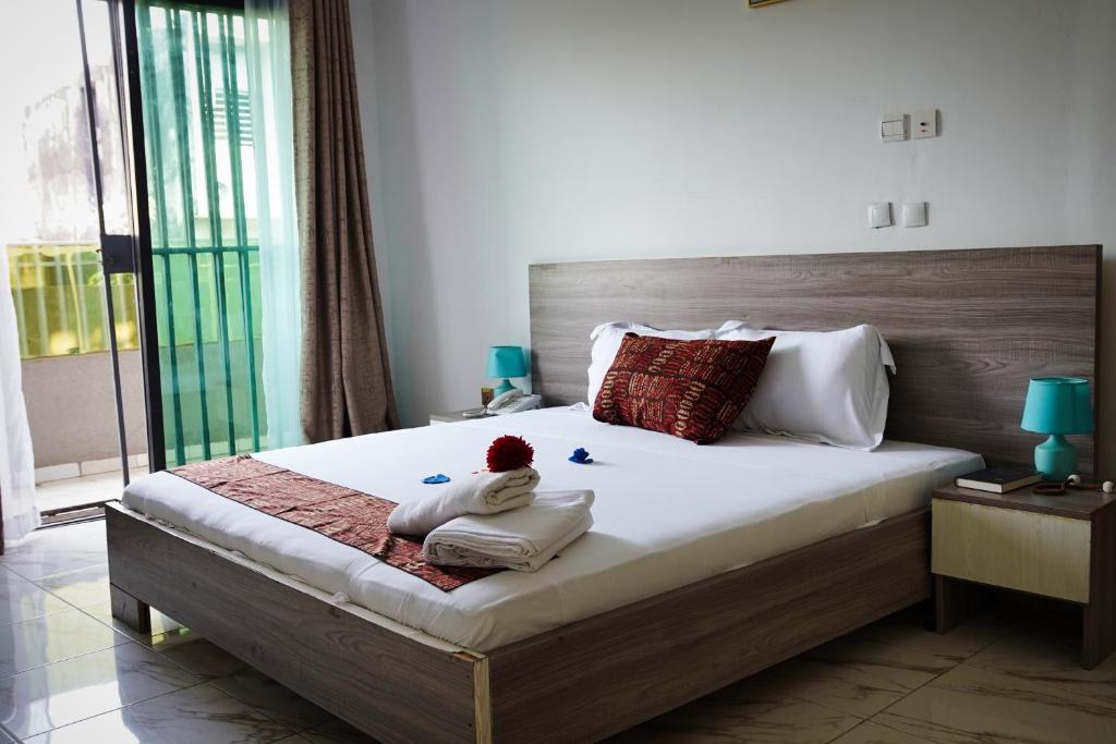 Llit o llits en una habitació de Hôtel Hawaii