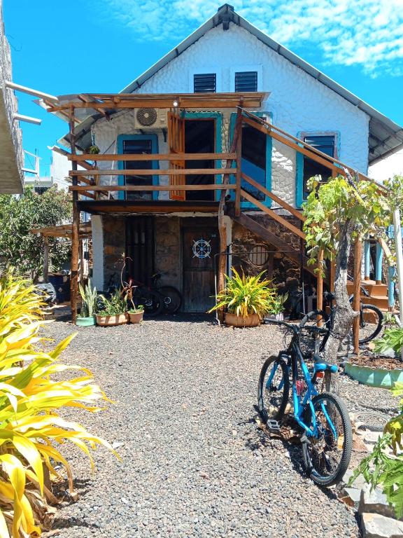 a bike parked in front of a house at Amplio Apartamento en San Cristóbal con AC, Casa Oasis Galápagos in Puerto Baquerizo Moreno