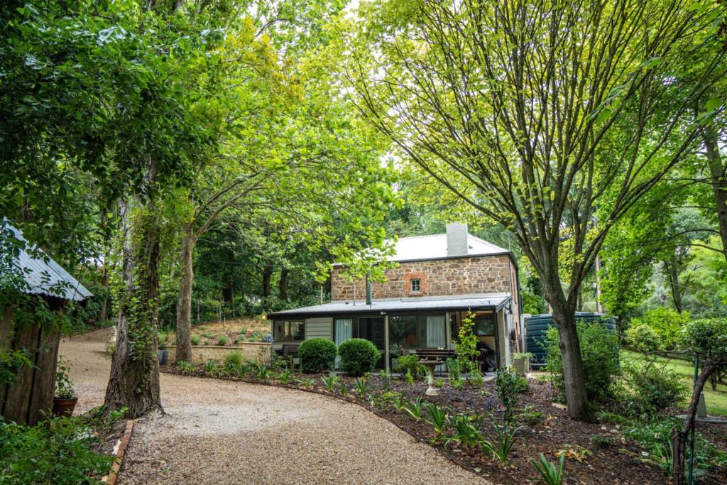 Holly Cottage - Historic Garden Serenity