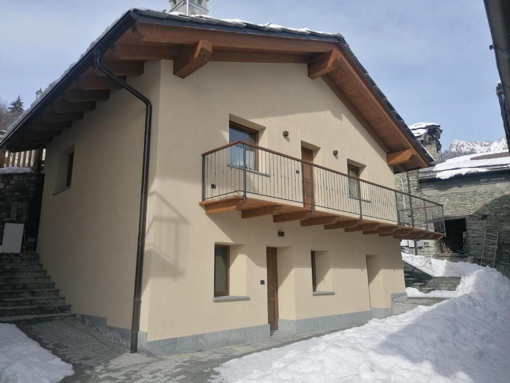 a building with a balcony on the side of it at Coudrey 2 in Doues