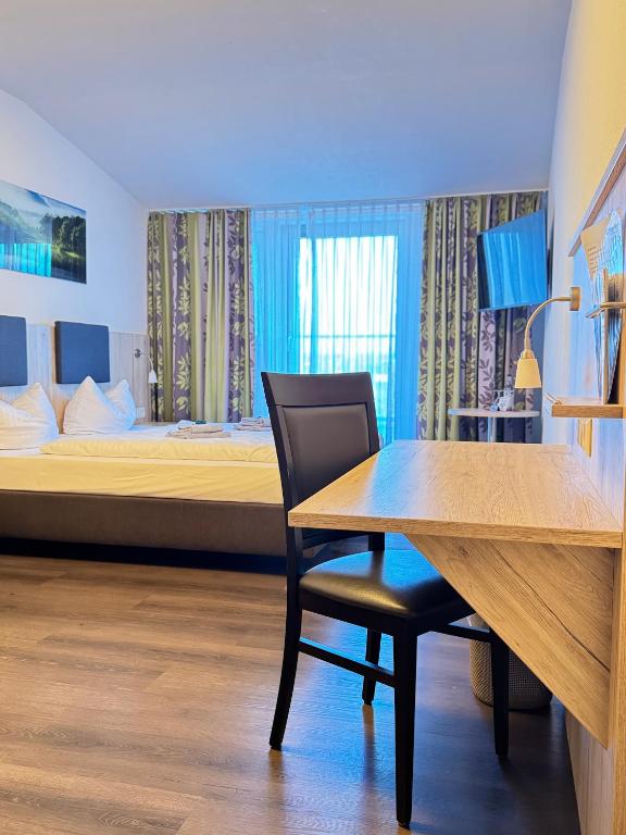 a room with a dining table and a bed at Küffner Hof in Langenbeutingen