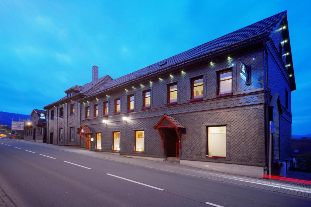 un bâtiment situé sur le côté d'une rue dans l'établissement Pension Zum Schotten, à Zella-Mehlis