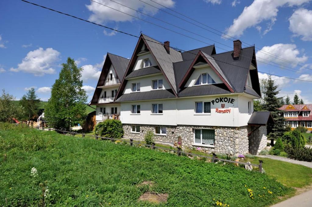 una grande casa bianca con tetto nero di Willa u Renaty - Widok na Giewont a Zakopane