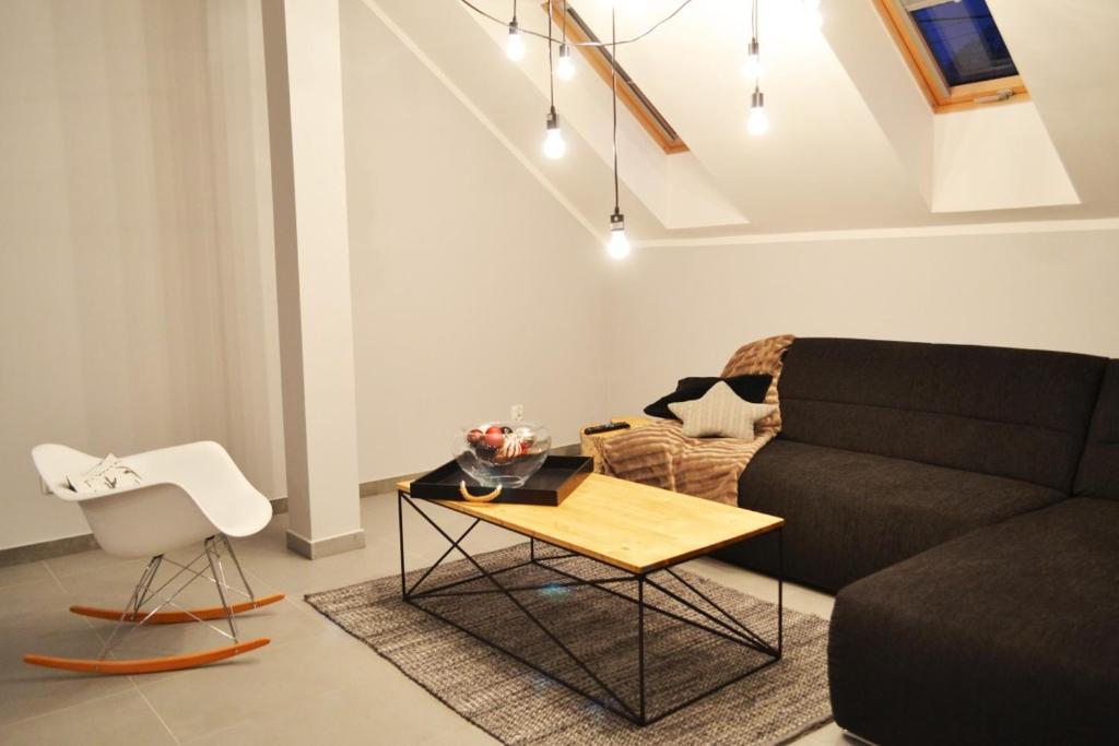 ein Wohnzimmer mit einem Sofa und einem Tisch in der Unterkunft Apartamenty 66 c in Wisła