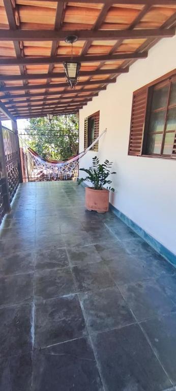 a patio with a potted plant in a room at Casa Mineira in Capitólio
