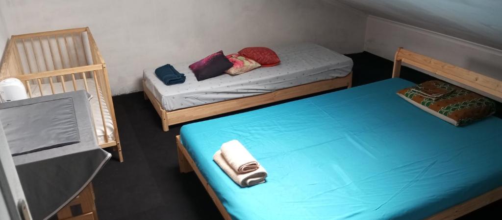two bunk beds in a room with a television at Quarto no Sótão in Coruche