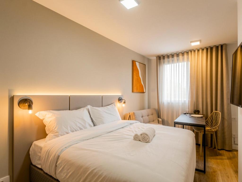 a hotel room with a bed and a desk at Easy Life Campus PUC by Xtay - Estúdio completo próximo PUCPR in Curitiba