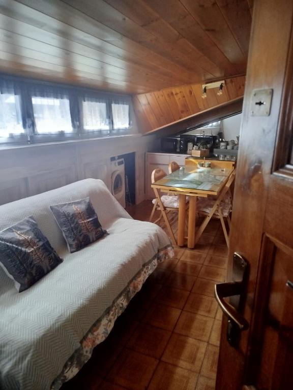a bedroom with a bed and a table in a room at Il Nido in Valdisotto