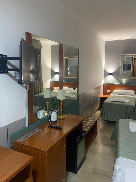 Hotel Center 2 - Quadruple Room