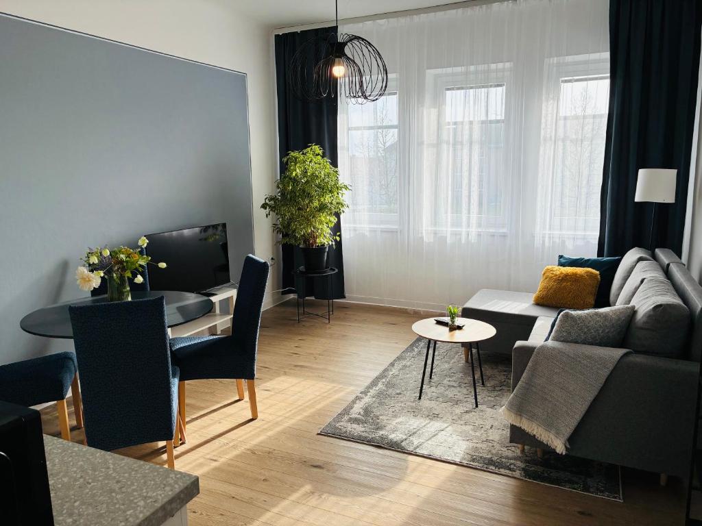 un soggiorno con divano e tavolo di Apartmán VeVa - 2kk blízko centra, balkon, parkování, Wi-Fi a Znojmo