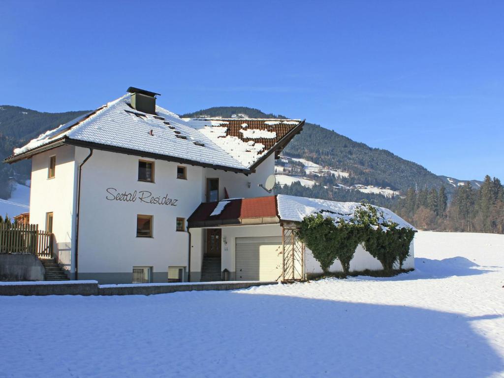 ein großes weißes Gebäude mit Schnee auf dem Boden in der Unterkunft Spacious Apartment in Kaltenbach with Garage in Kaltenbach