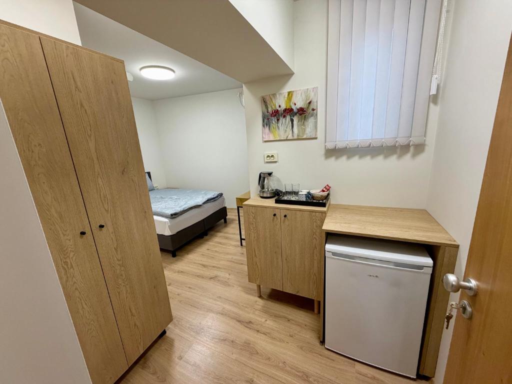 a small room with a bed and a small kitchen at Boutique Rooms Desi 2 in Pleven
