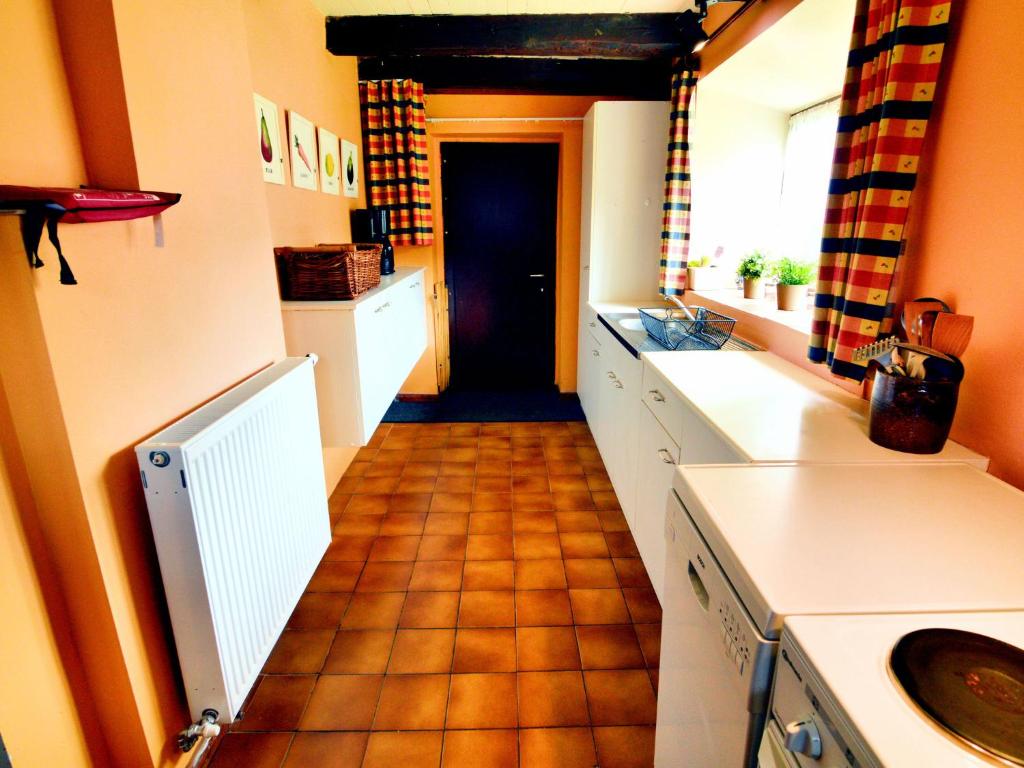 Kuchyň nebo kuchyňský kout v ubytování Cottage in Paliseul near Bouillon Trails