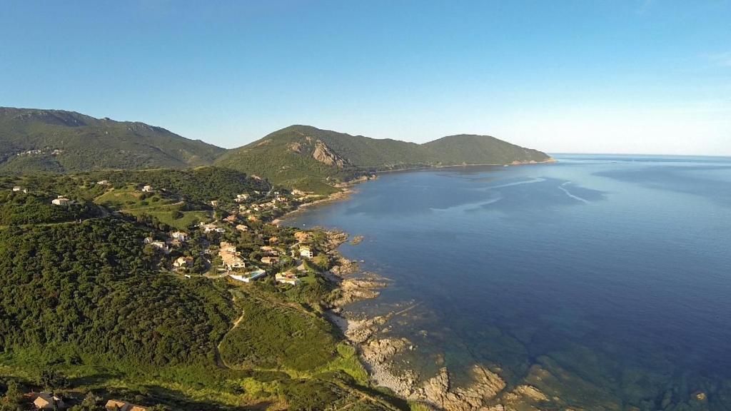 una vista aérea de una pequeña isla en el agua en Paese di Lava, Grand Ajaccio, en Alata